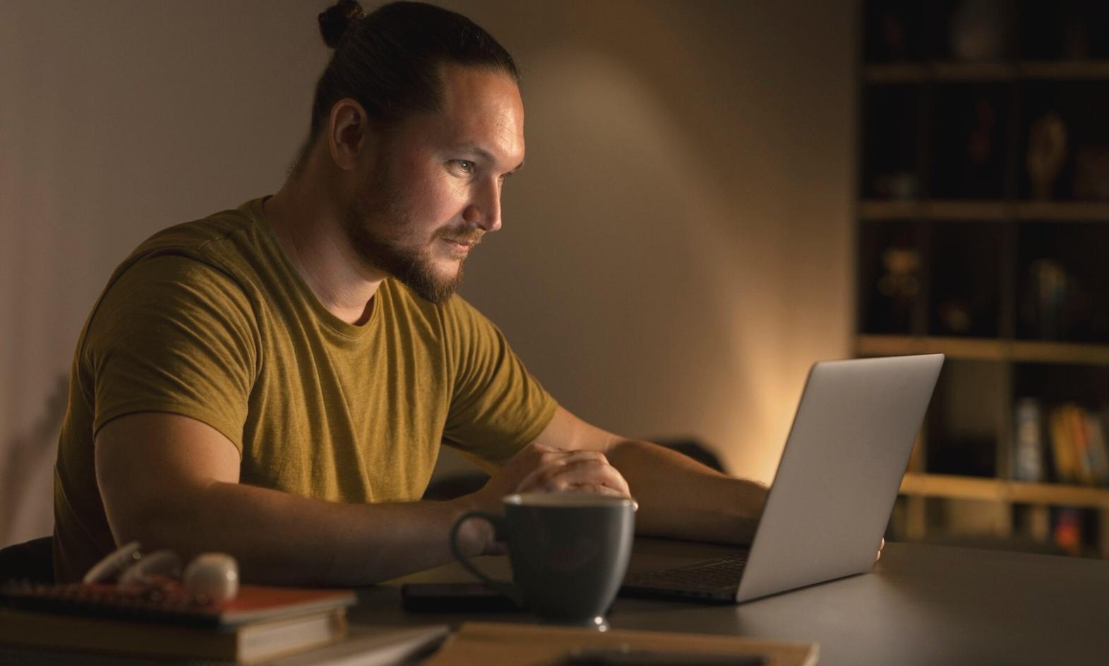 Ambiente de trabajo profesional mostrando análisis financiero en pantallas múltiples
